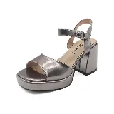 Sandalias blancas de cuero sintético con plataforma y tacón bloque. Tira ancha sobre los dedos y tira con hebilla al tobillo.