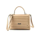 Cartera de cuero color taupe con relieve horizontal en la solapa, asa corta superior y correa larga regulable.