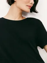 Camiseta de manga corta color terracota, con cuello redondo y corte ajustado.