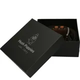 Cinturón marrón de cuero natural con hebilla metálica plateada y doble pasador de cuero.