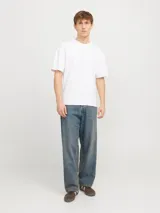 Jean baggy fit de tiro alto con cierre de botones y cinco bolsillos funcionales. Corte relajado en muslo, rodilla y pierna ancha. Confeccionado en denim de tejido twill resistente, teñido en hilo y acabado stonewash.