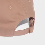 Gorra de sarga color marrón claro con logo Adidas bordado al tono en el frente.