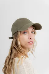 Gorra de béisbol color amarillo pastel, con visera curva y logo de Peach bordado en el frente. Ajustable en la parte trasera.