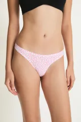 Colaless de tiro bajo, color blanco con estampado integral de corazones pequeños en tono rosado.