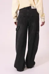 Pantalón de jean negro de corte ancho.