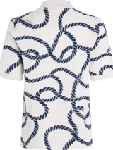 Chomba blanca de piqué de algodón con estampado de cuerdas azules. Tiene cuello polo, tapeta con botones y logo bordado en el pecho.