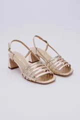 Sandalias de cuero doradas con tiras finas horizontales en el empeine, pulsera con hebilla al tobillo y tacón cuadrado.