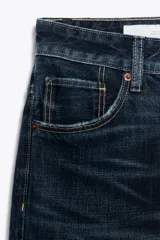 Pantalón de jean azul oscuro con efecto lavado, corte boyfriend, tiro medio y cinco bolsillos.