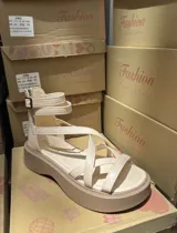 Sandalias color beige con plataforma y múltiples tiras finas.