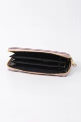 Billetera color violeta con cierre dorado y textura símil piel de cocodrilo.