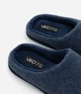 Pantuflas cerradas de poliéster color azul marino, con plantilla y forro de poliéster y suela de goma termoplástica.