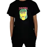 Remera negra de manga corta con estampado de una cara de mujer con pelo verde y llamas en los ojos, con el logo de Thrasher arriba.