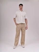 Pantalón negro de corte recto con cintura elástica ajustable con cordón.