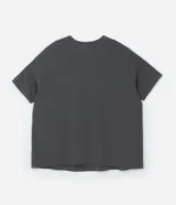Remera gris de algodón con cuello redondo y manga corta. Presenta un estampado central de un lazo negro.