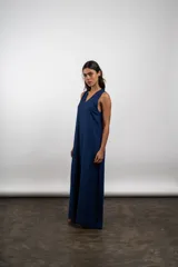 Vestido largo azul marino de lino, sin mangas y con escote en V.
