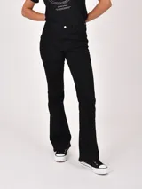 Jean negro de corte flare, con tiro medio y diseño clásico de cinco bolsillos.