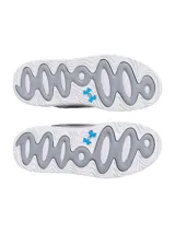 Zapatillas urbanas grises con detalles en blanco y celeste.