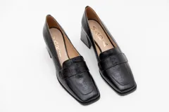 Zapato de cuero color beige con textura croco, taco cuadrado y detalle de apliques dorados.