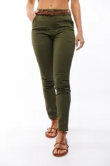 Pantalón chupín color verde militar, con bolsillos laterales y traseros, y cinturón marrón de cuero.