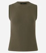 Musculosa color verde oliva, de rib acanalado, con cuello redondo y sin mangas.