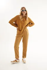 Pantalón de lino color ocre, con cintura elástica ajustable con cordón.