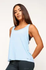 Musculosa celeste de corte holgado, con espalda deportiva y logo estampado en el lateral inferior.