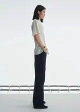 Pantalón de jean azul oscuro, de corte recto y tiro alto.