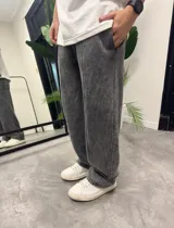 Pantalón de jogging gris con efecto lavado, corte holgado y cintura elástica.