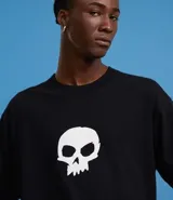 Remera negra de algodón con corte boxy, cuello redondo y mangas cortas. Estampado frontal con lettering "Sid's Toys" de Toy Story.