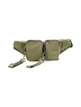 Riñonera negra con dos bolsillos frontales con cierre y correa ajustable con hebilla.