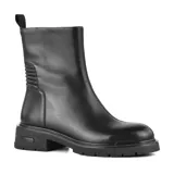 Bota corta de cuero negro con caña media, suela track y cierre lateral.