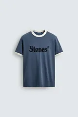 Camiseta azul con cuello redondo y mangas cortas con ribete blanco. Estampado frontal con el logo de The Rolling Stones.