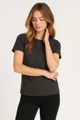 Remera gris oscuro con bordado floral, de manga corta, cuello redondo y corte holgado.