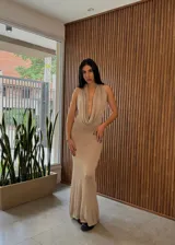 Vestido largo de hilo color beige, con escote drapeado y espalda descubierta.