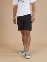 Bermuda técnica color negro, confeccionada en 94% nylon y 6% spandex.