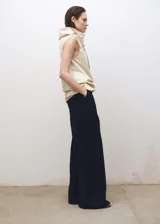 Pantalón de vestir azul marino, de corte palazzo, con pinzas en la cintura y bolsillos laterales.