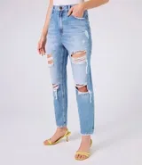 Pantalón de jeans celeste con corte mom, tiro alto, bolsillos delanteros y traseros, y roturas grandes en ambas rodillas.