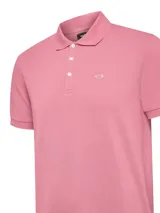 Chomba manga corta color rosa, con cuello polo y tapeta de dos botones.