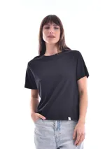 Remera negra de manga corta y cuello redondo, con corte holgado.