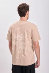 Remera color tostado de corte recto y mangas cortas, con cuello redondo y estampado frontal de hongos.