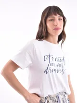 Conjunto de pijama rosa con estampado floral, compuesto por una remera de mangas cortas con cuello redondo y un short con cintura elástica.