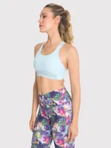 Top deportivo celeste con soporte medio, almohadillas removibles y tirantes con detalle de encaje.
