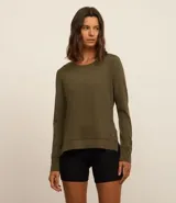Remera deportiva color verde militar, de microfibra, con cuello redondo y mangas largas.