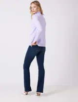 Polera tejida en hilado fino color verde oscuro, de manga larga con tajo en el puño y cuello alto.