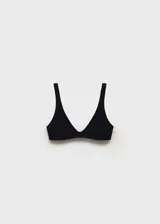 Top de bikini negro con textura, tirantes elásticos, cierre de gancho y escote en pico.