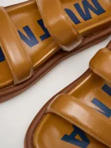 Sandalias de cuero vacuno color caramelo con acabado brillante y plataforma de 3cm.