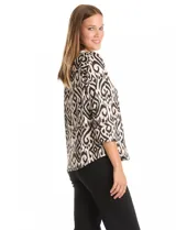 Blusa de seda fría estampada en tonos beige y negro, marca Zac & Rachel. Presenta escote en V, botones decorativos en la parte delantera y mangas 3/4 con tajo.