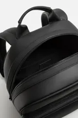 Mochila negra con acabado grabado, compartimento principal con cierre de cremallera, bolsillo interior con cremallera, bolsillo frontal con cremallera, asa de mano, dos asas de hombro ajustables, parte posterior acolchada y banda de sujeción para equipaje.
