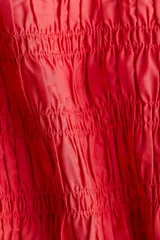 Top rojo de algodón con escote recto, breteles finos dobles y volado en el bajo.