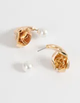 Aros pasantes dorados con perlas y flores de metal.